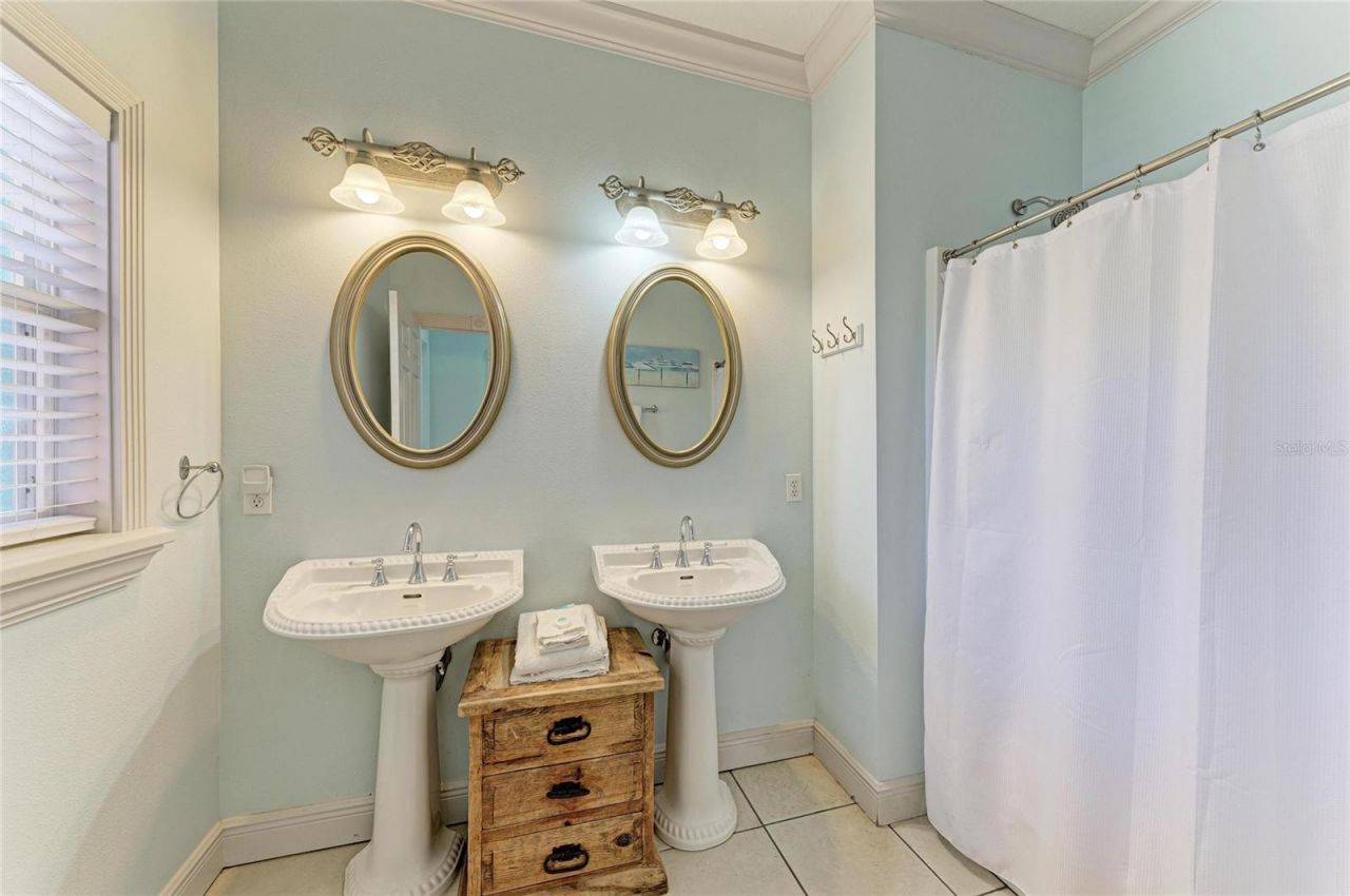 4003 5th Avenue, Holmes Beach, FL 34217 Photo
