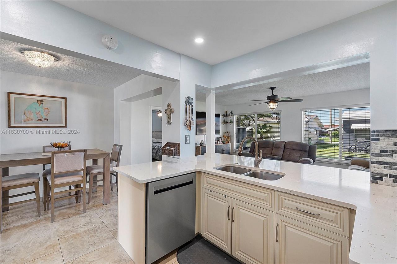 4905 NW 53rd St, Tamarac, FL 33319 Photo