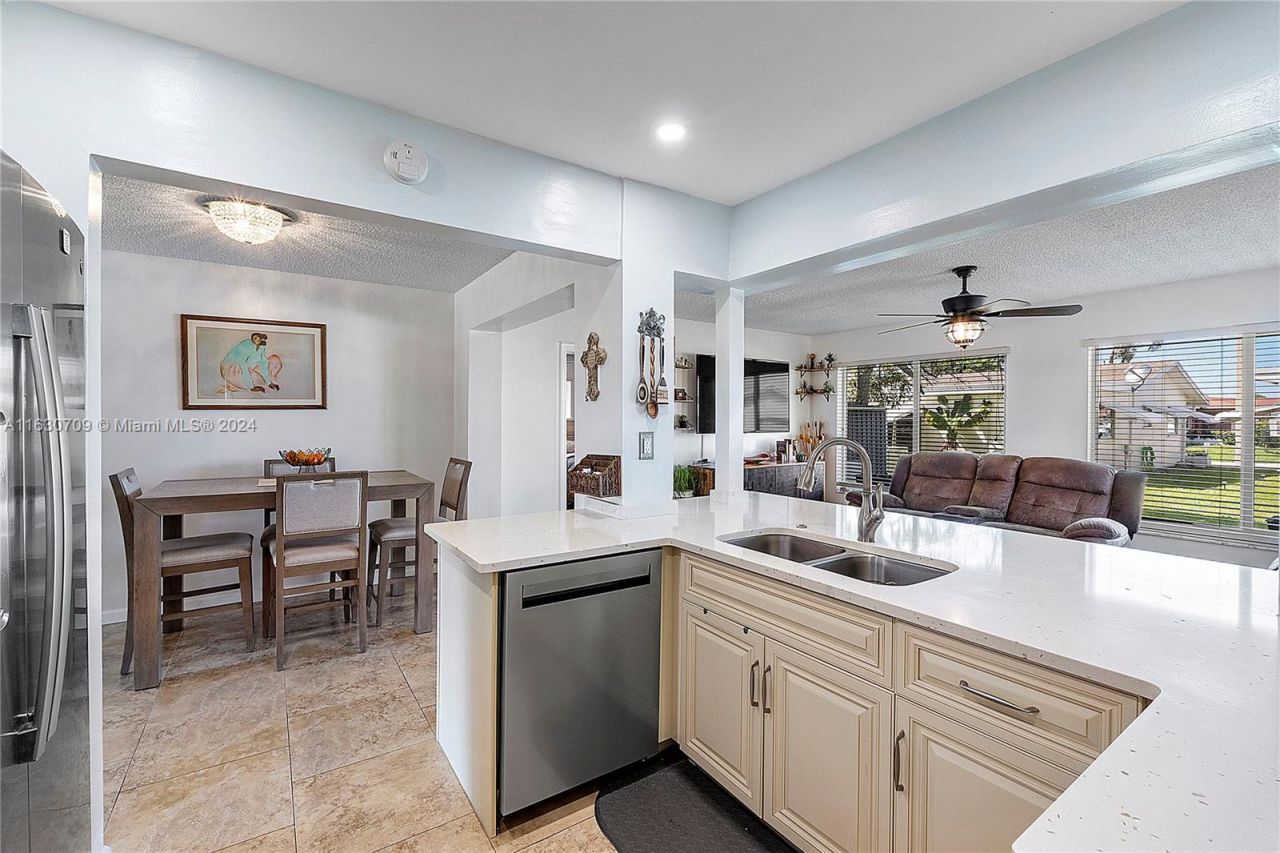 4905 NW 53rd St, Tamarac, FL 33319 Photo