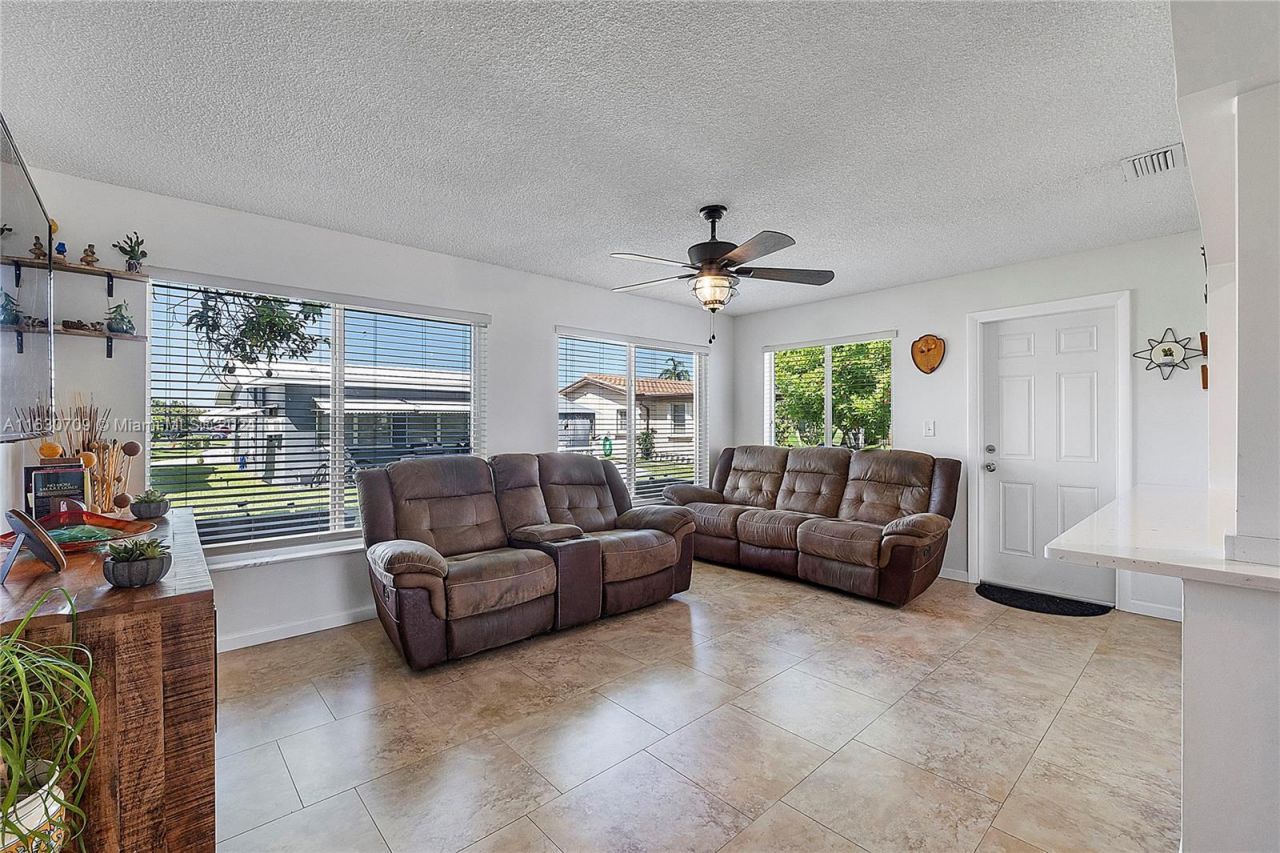 4905 NW 53rd St, Tamarac, FL 33319 Photo
