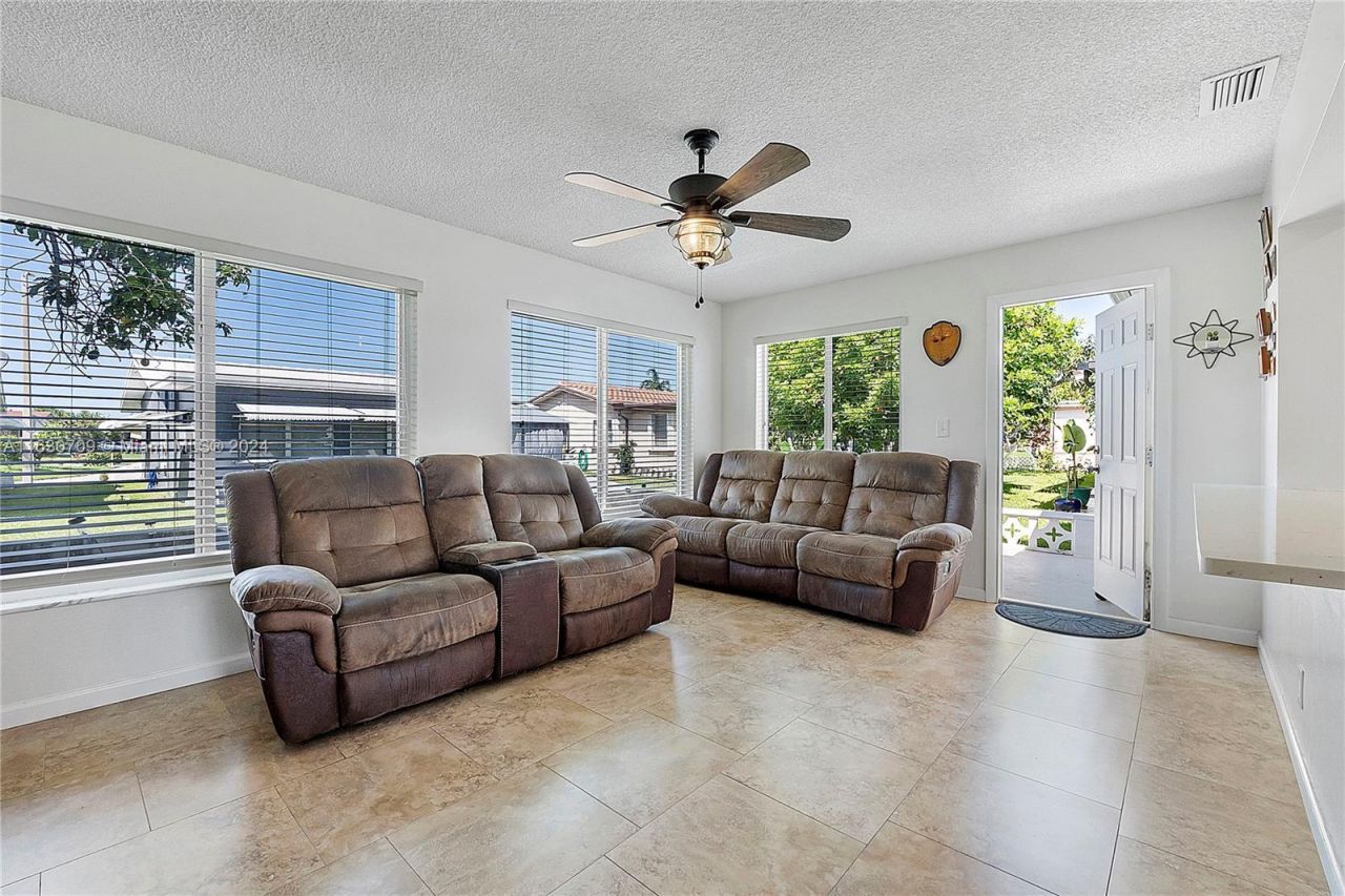 4905 NW 53rd St, Tamarac, FL 33319 Photo