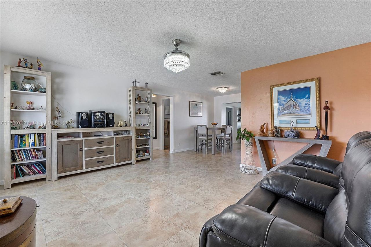 4905 NW 53rd St, Tamarac, FL 33319 Photo
