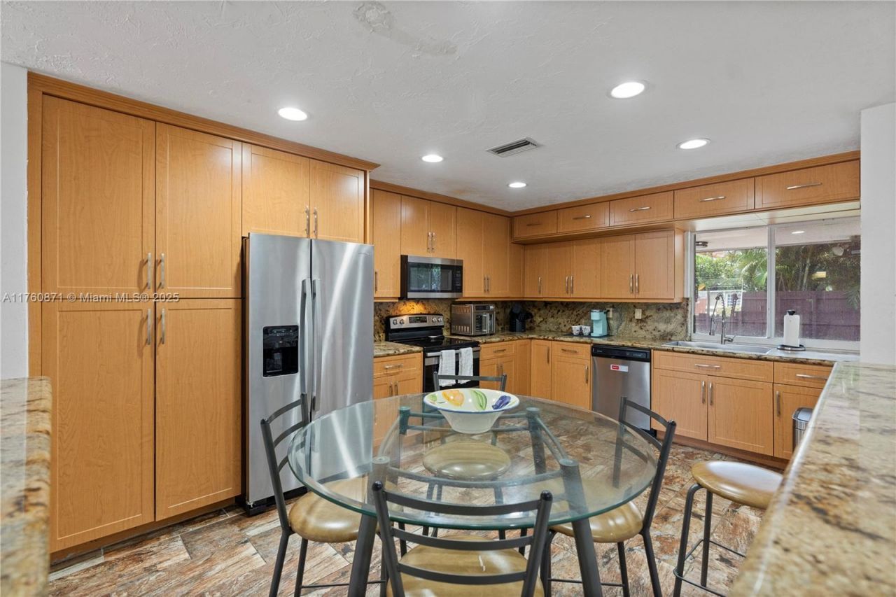 2010 NE 208th St, Miami, FL 33179 Photo