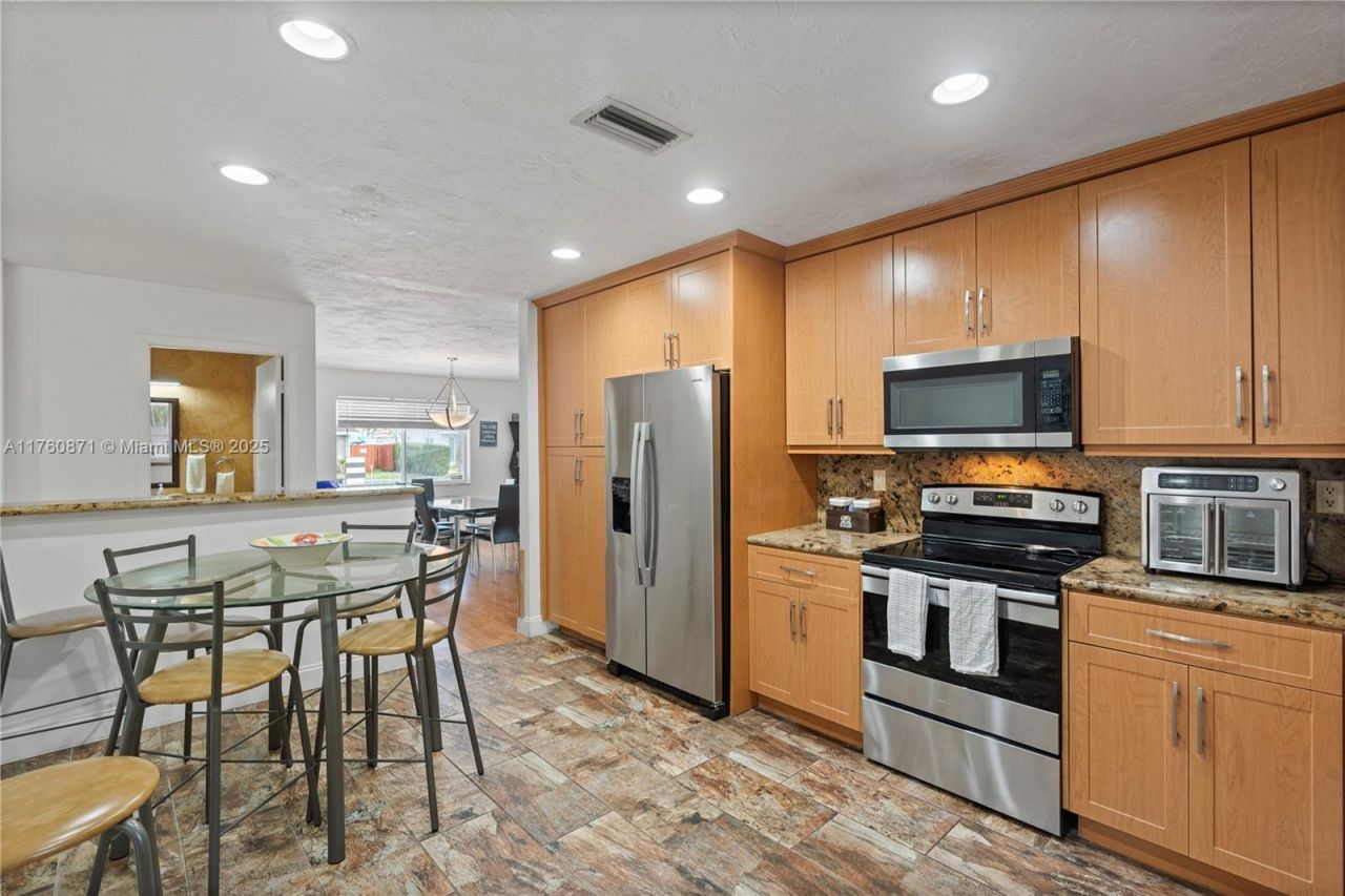 2010 NE 208th St, Miami, FL 33179 Photo