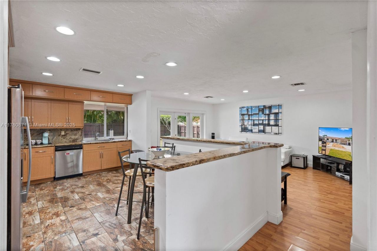 2010 NE 208th St, Miami, FL 33179 Photo