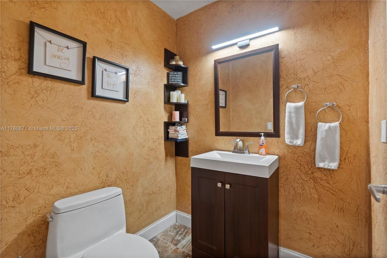 2010 NE 208th St, Miami, FL 33179 Photo