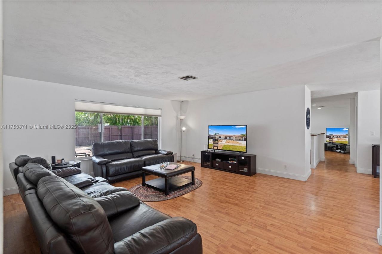 2010 NE 208th St, Miami, FL 33179 Photo