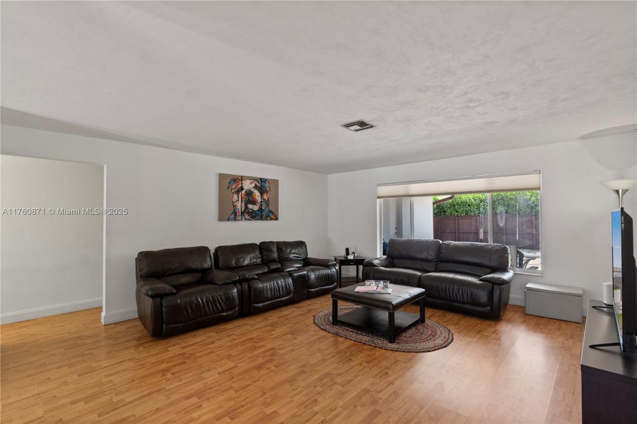 2010 NE 208th St, Miami, FL 33179 Photo