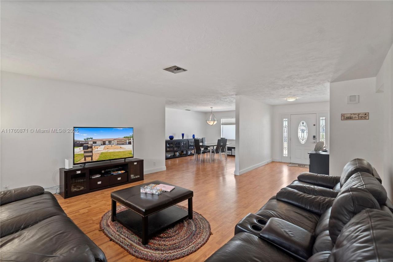 2010 NE 208th St, Miami, FL 33179 Photo