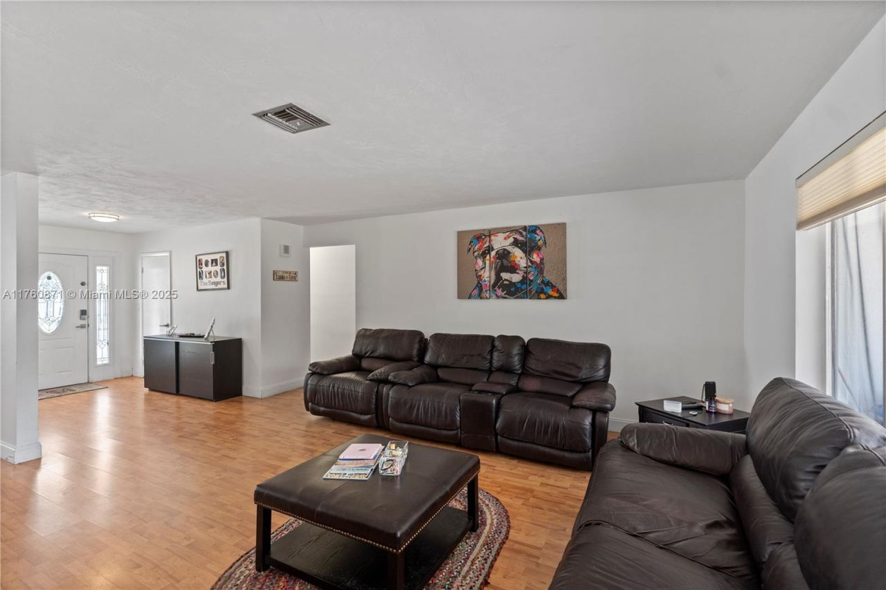 2010 NE 208th St, Miami, FL 33179 Photo