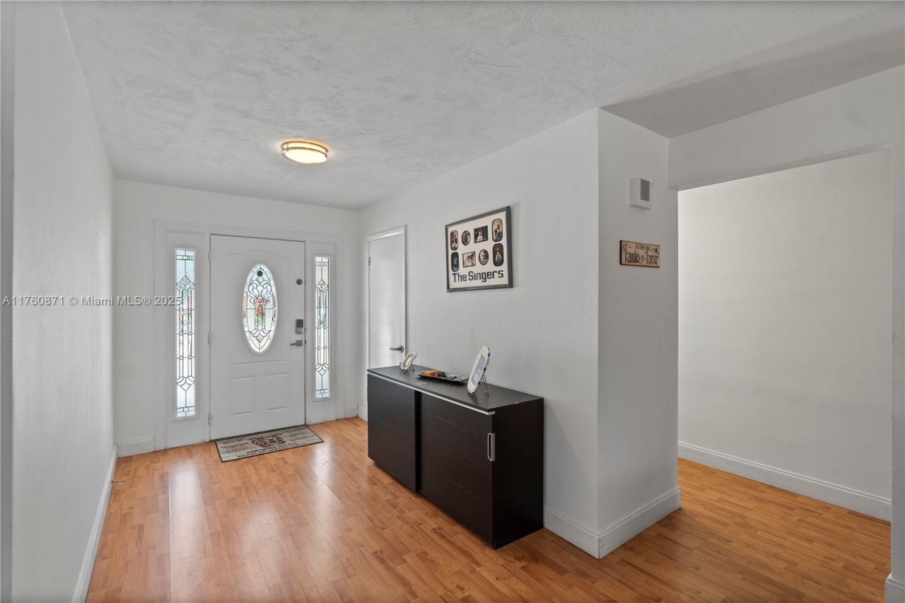 2010 NE 208th St, Miami, FL 33179 Photo