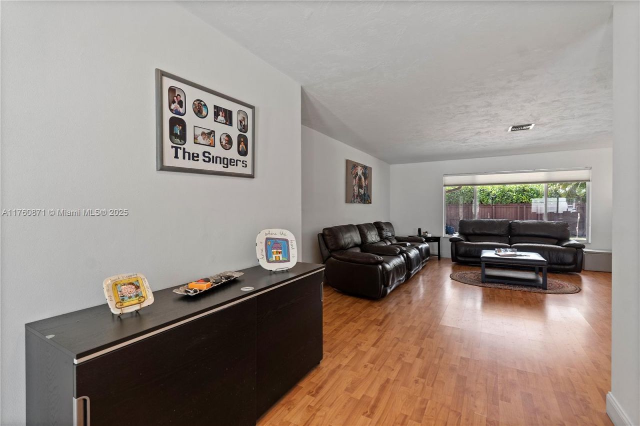 2010 NE 208th St, Miami, FL 33179 Photo