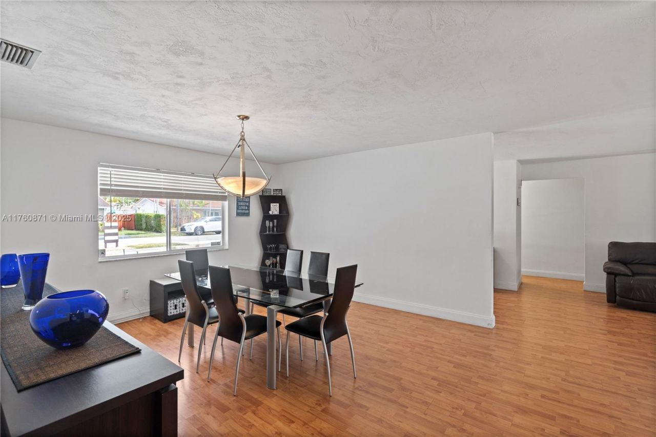 2010 NE 208th St, Miami, FL 33179 Photo