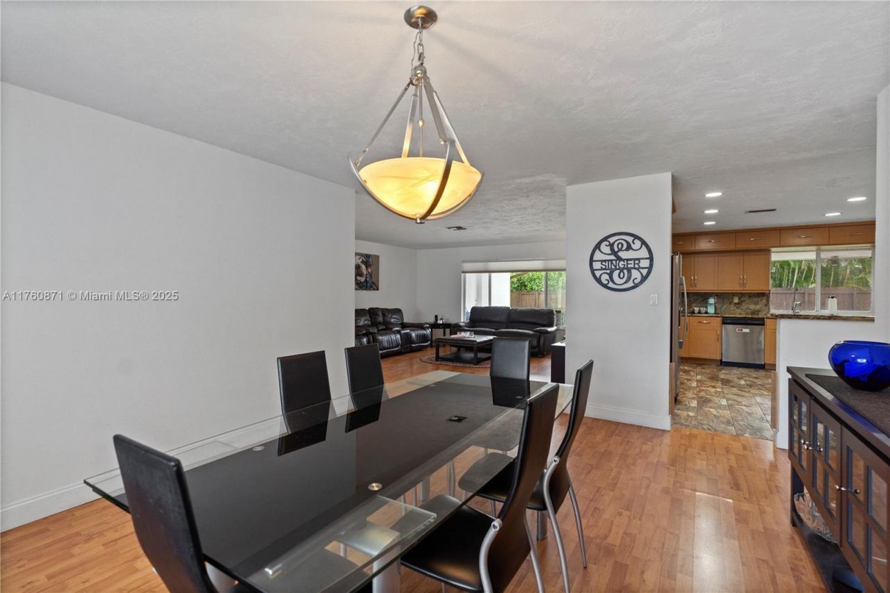 2010 NE 208th St, Miami, FL 33179 Photo