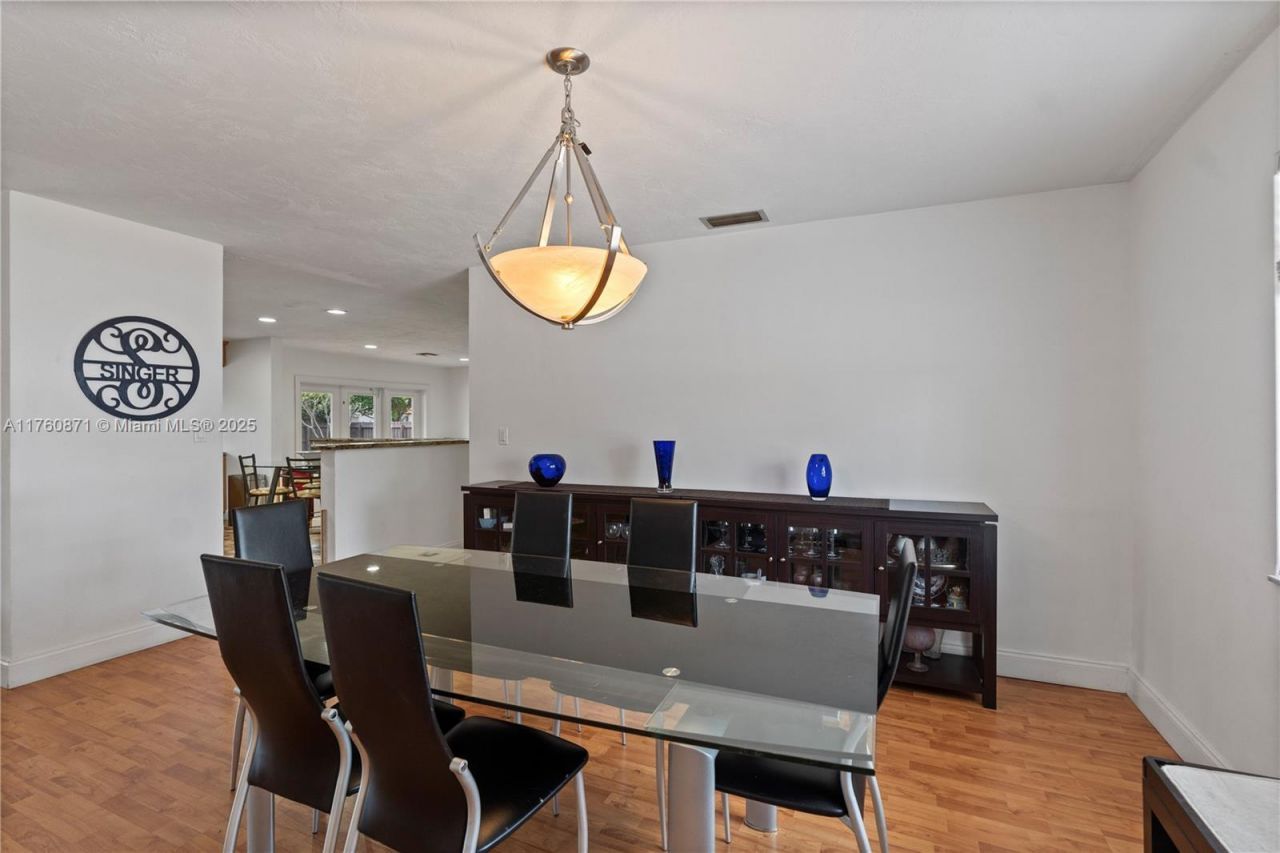 2010 NE 208th St, Miami, FL 33179 Photo