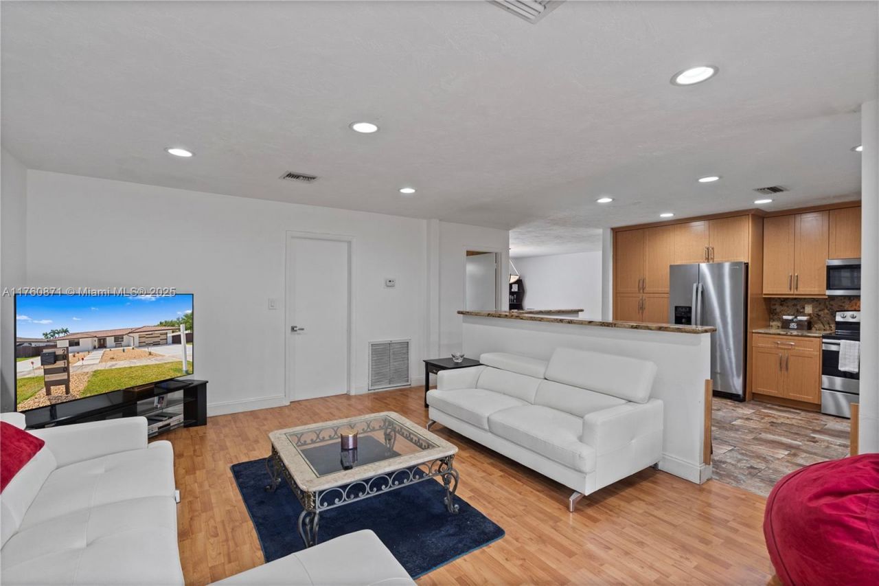 2010 NE 208th St, Miami, FL 33179 Photo