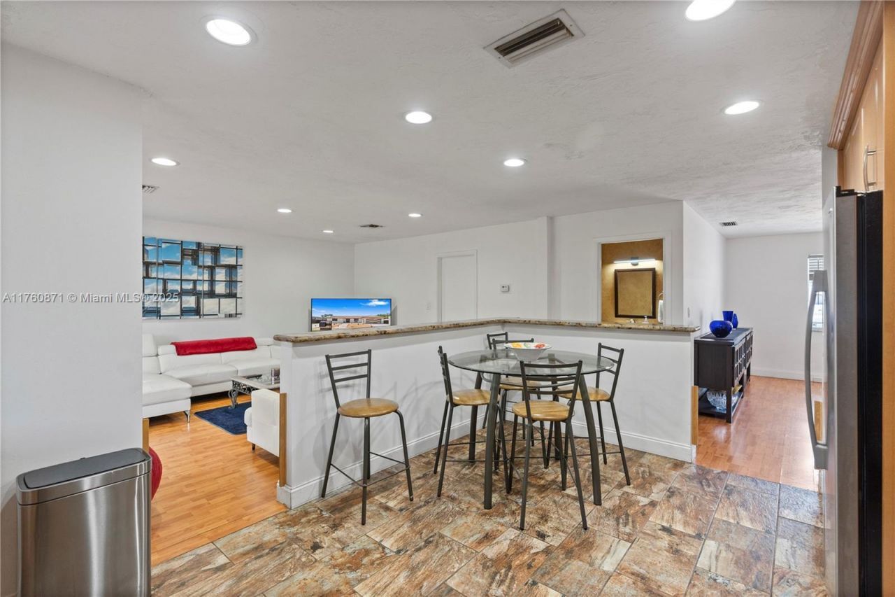 2010 NE 208th St, Miami, FL 33179 Photo