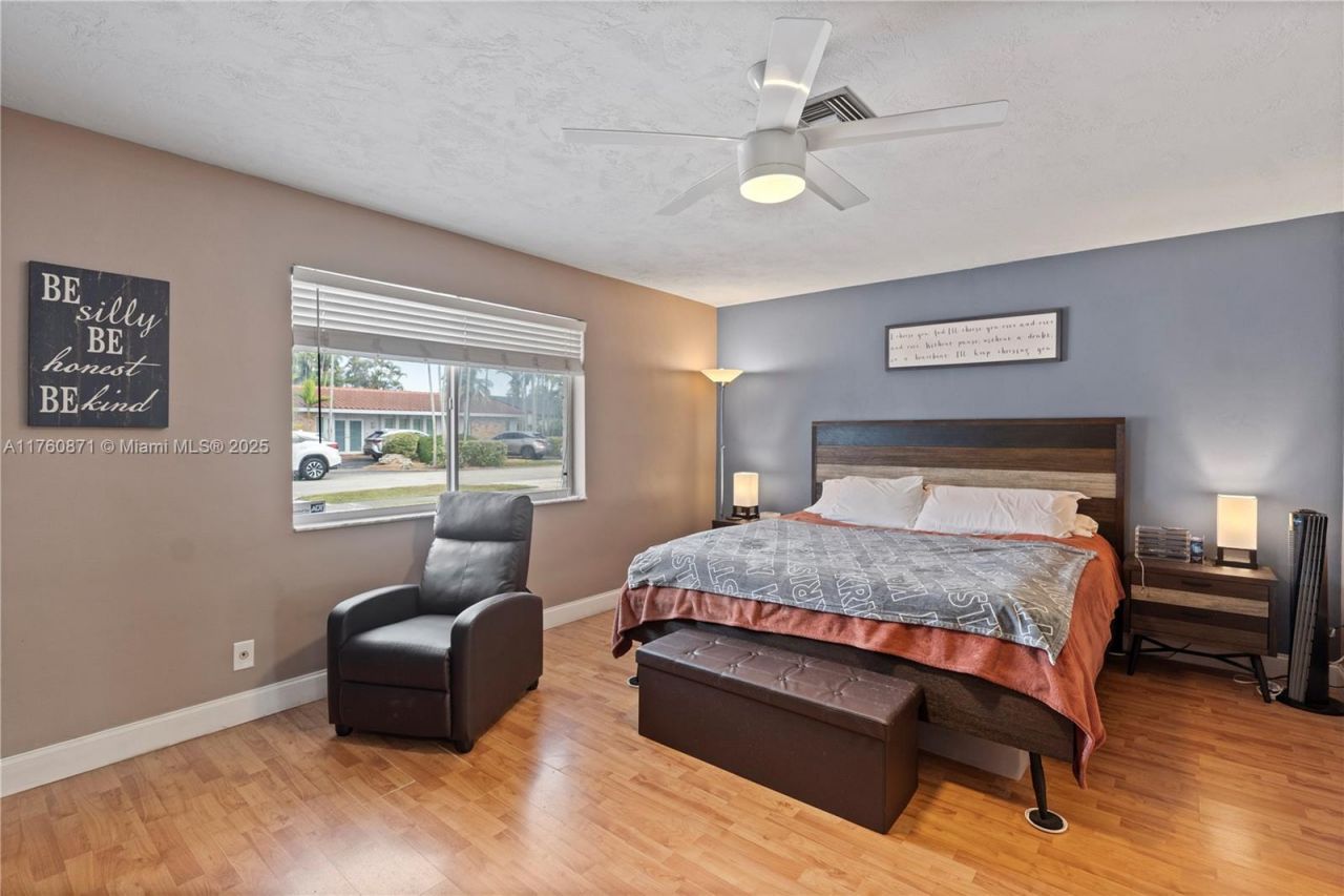 2010 NE 208th St, Miami, FL 33179 Photo