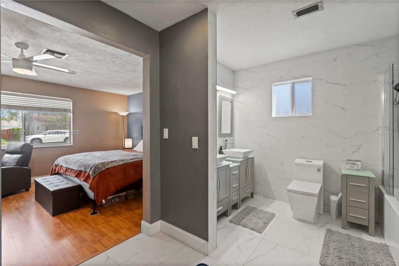 2010 NE 208th St, Miami, FL 33179 Photo