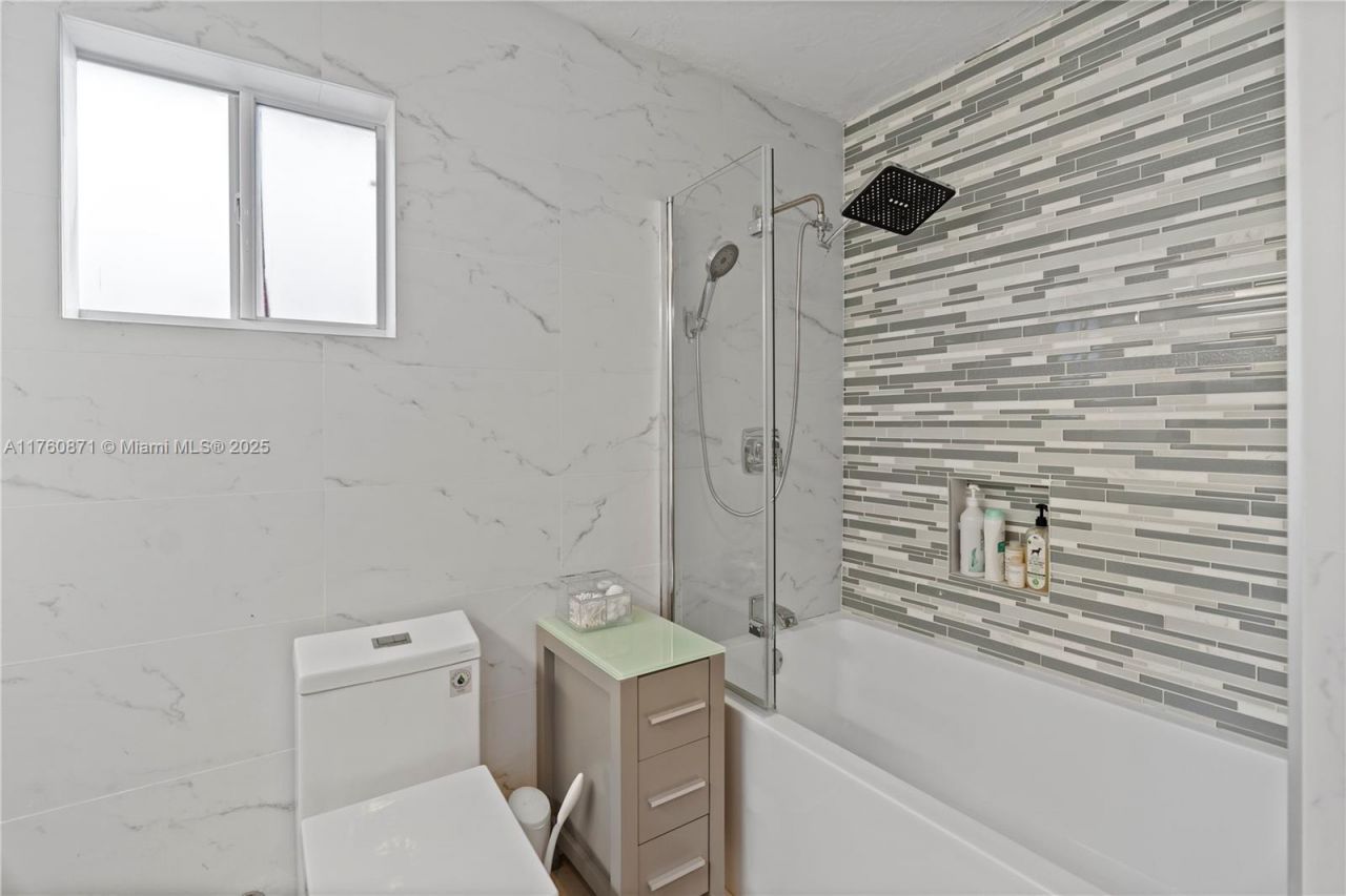 2010 NE 208th St, Miami, FL 33179 Photo