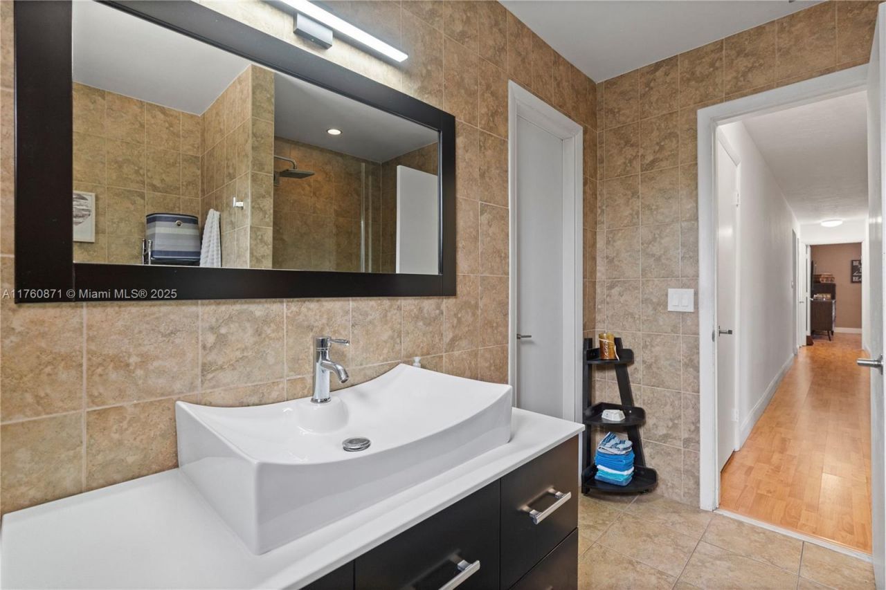 2010 NE 208th St, Miami, FL 33179 Photo