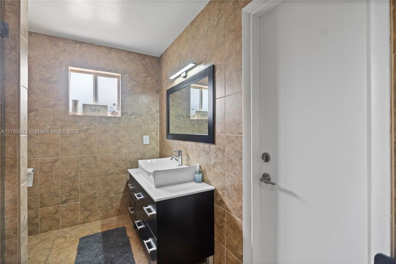 2010 NE 208th St, Miami, FL 33179 Photo