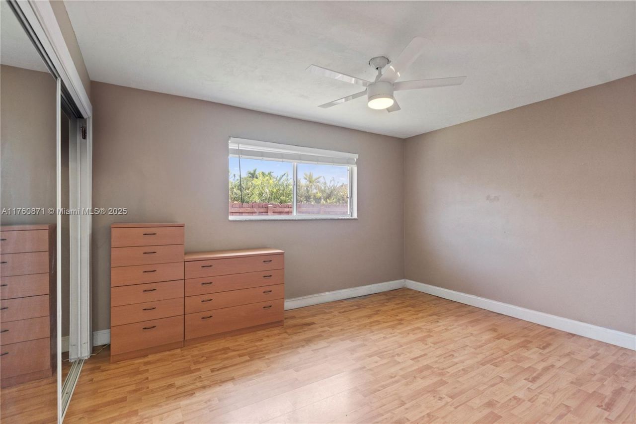 2010 NE 208th St, Miami, FL 33179 Photo