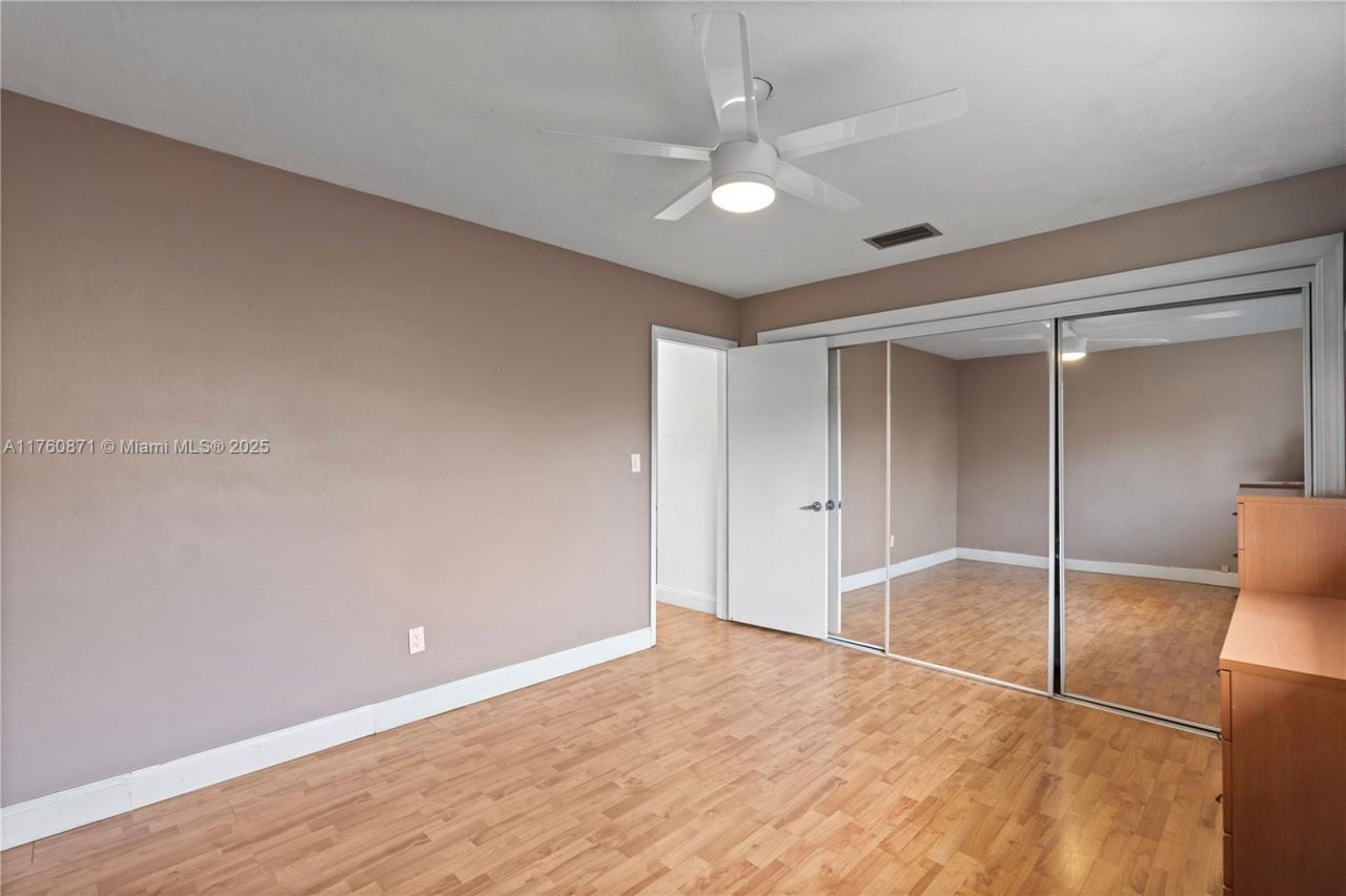 2010 NE 208th St, Miami, FL 33179 Photo