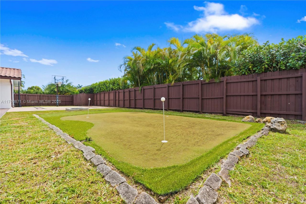 2010 NE 208th St, Miami, FL 33179 Photo