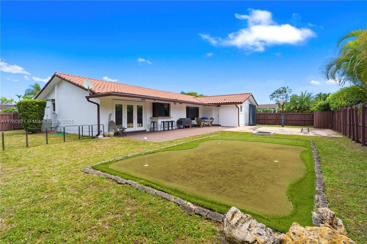 2010 NE 208th St, Miami, FL 33179 Photo