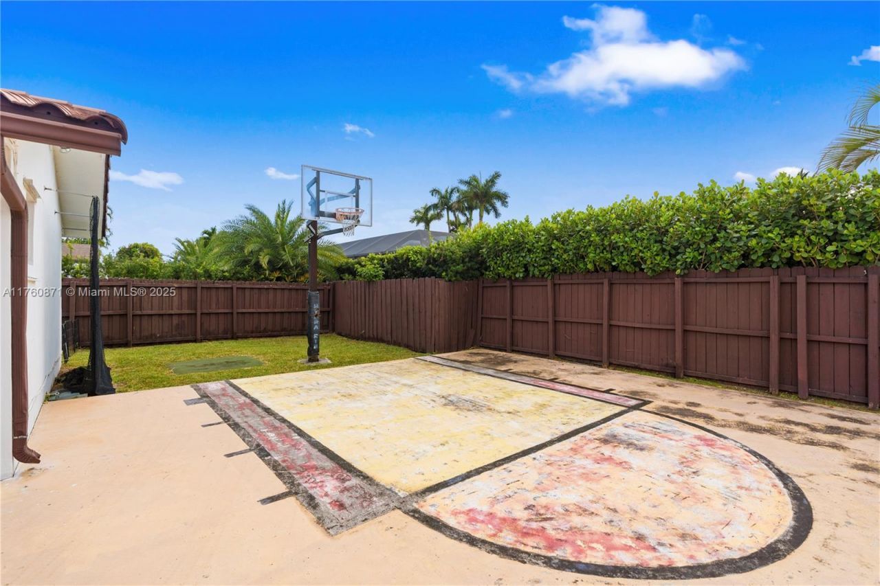 2010 NE 208th St, Miami, FL 33179 Photo