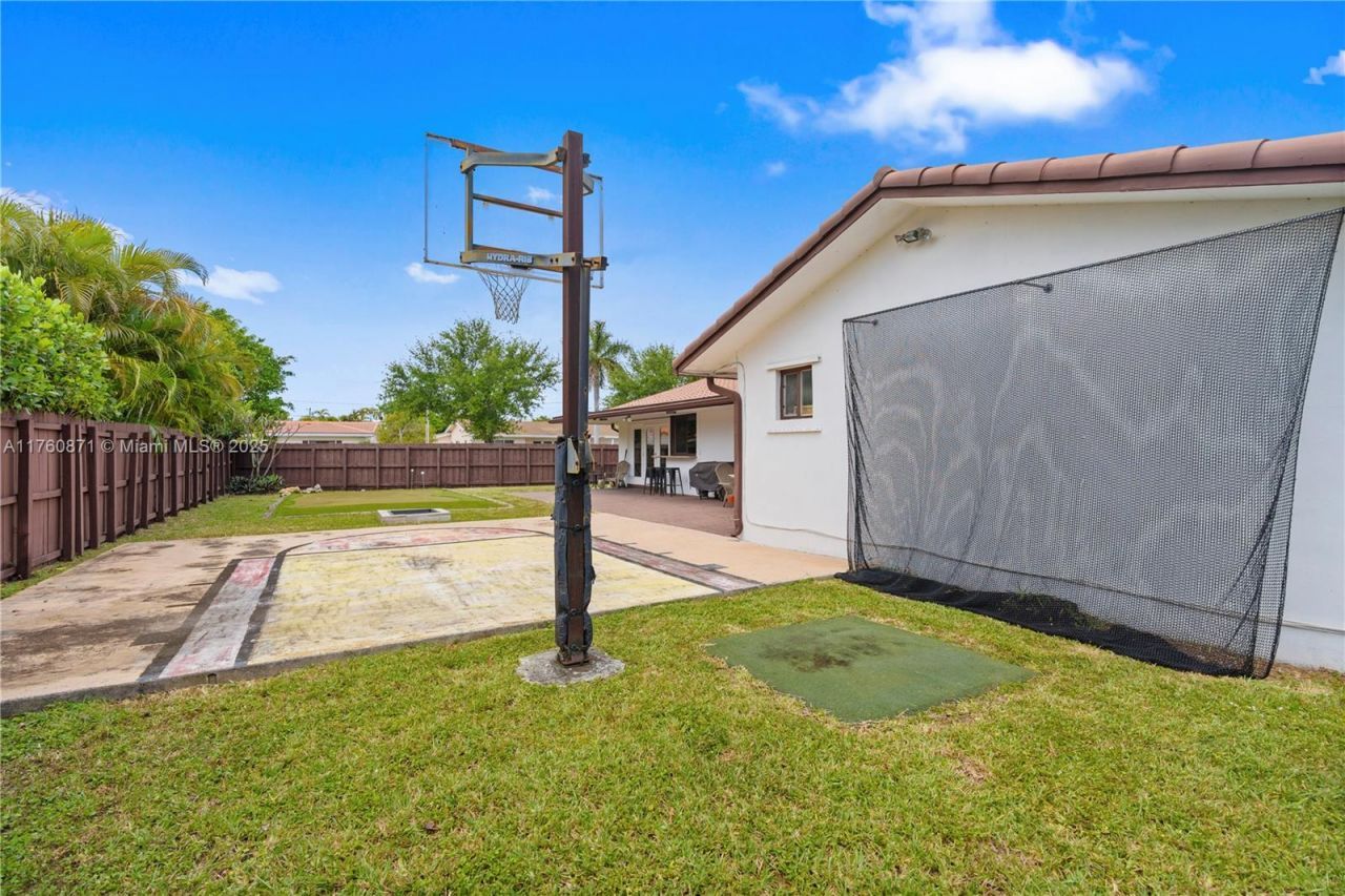 2010 NE 208th St, Miami, FL 33179 Photo