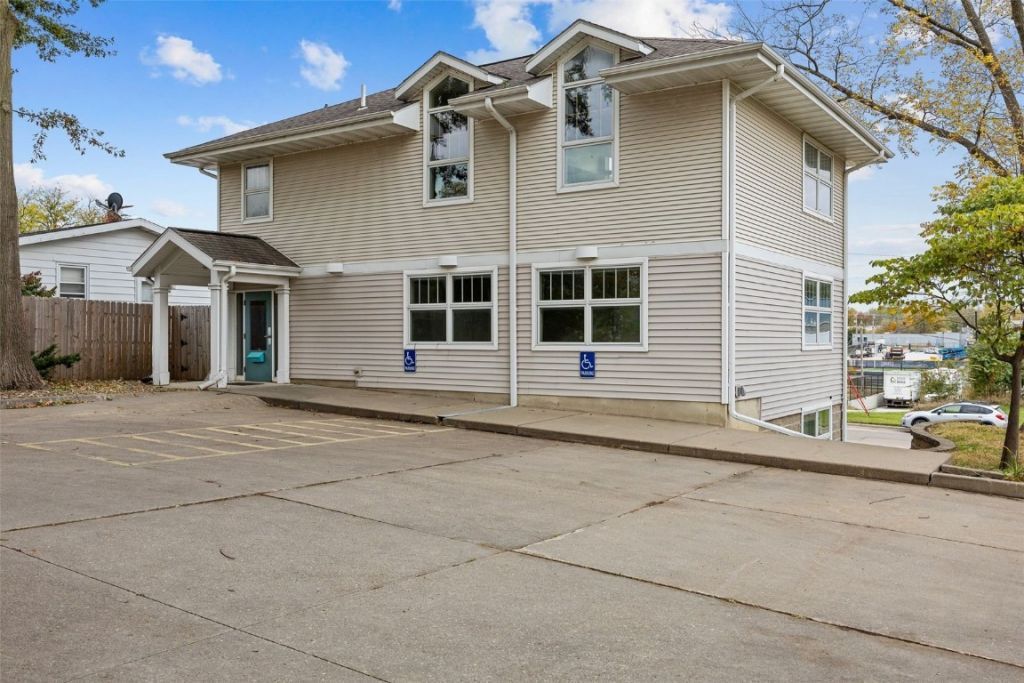 1841 E Ave Ne, Cedar Rapids, IA 52402 Main Photo