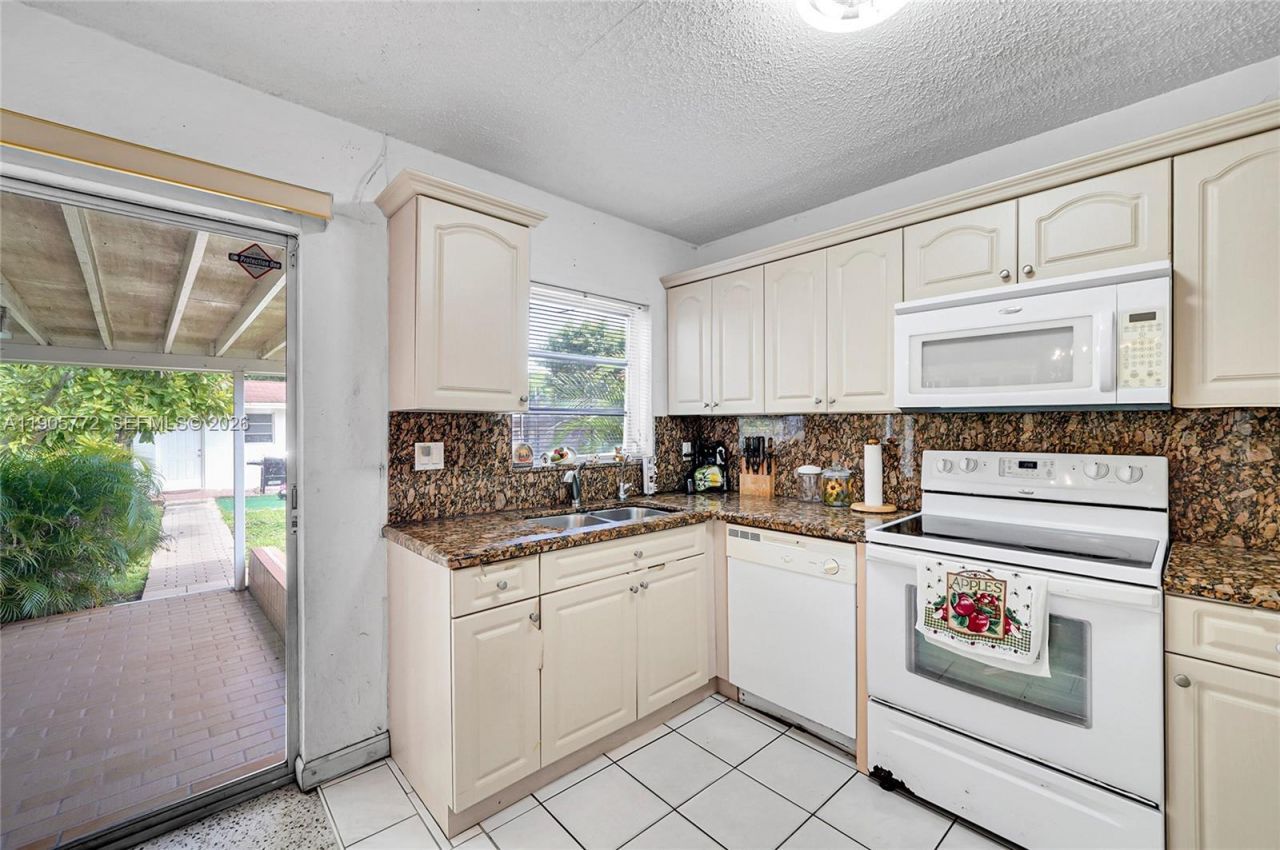 671 E 53rd St, Hialeah, FL 33013 Photo