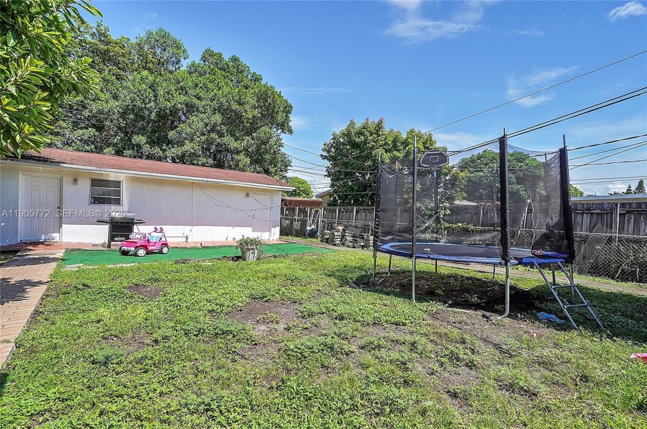 671 E 53rd St, Hialeah, FL 33013 Photo