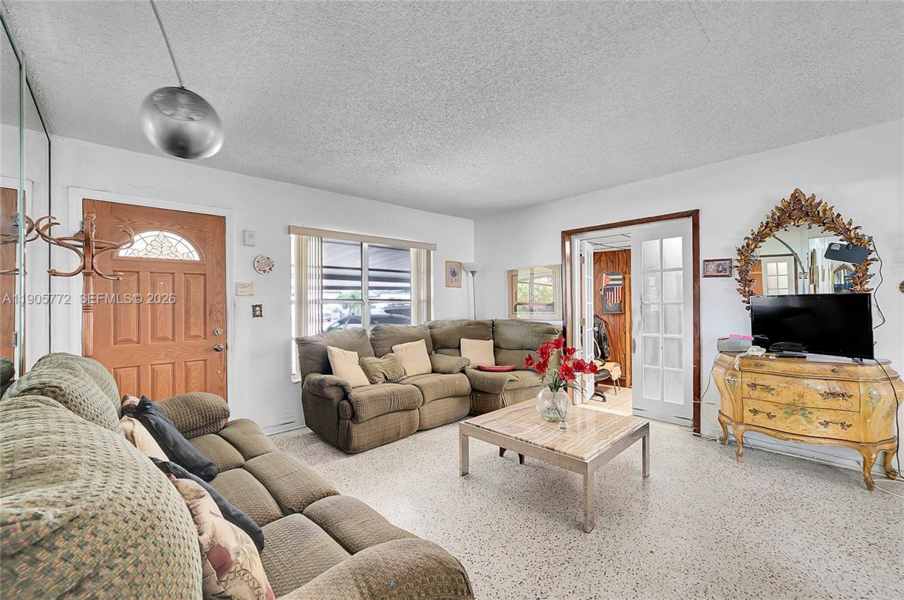 671 E 53rd St, Hialeah, FL 33013 Photo