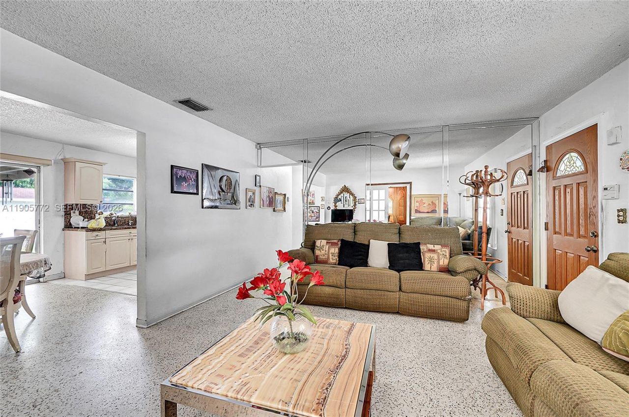 671 E 53rd St, Hialeah, FL 33013 Photo