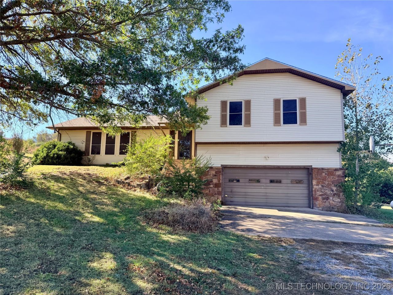 29815 Dustin Road, Henryetta, OK 74437 Main Photo