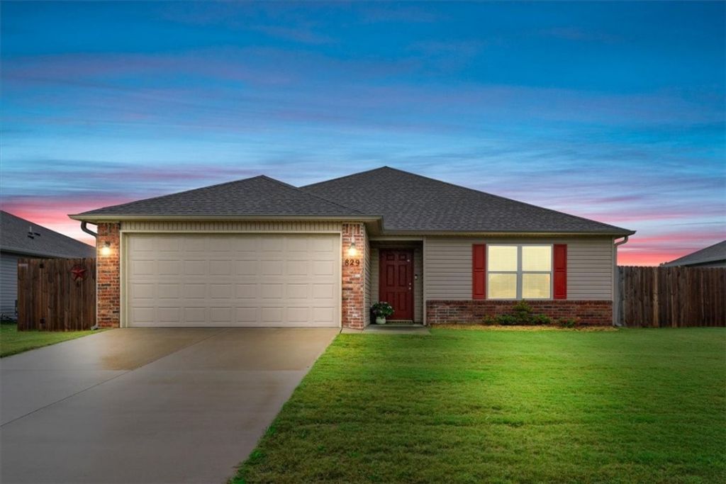 829 Katlyn Drive, Siloam Springs, AR 72761 Main Photo