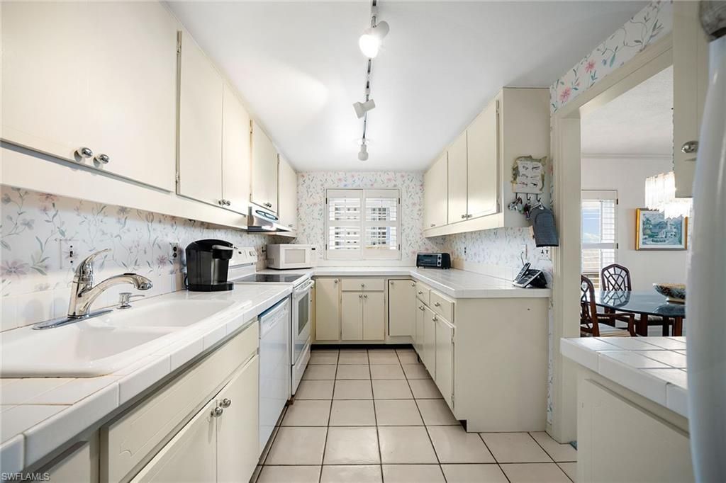 2885 Gulf Shore Blvd N, Unit 304, Naples, FL 34103 Photo