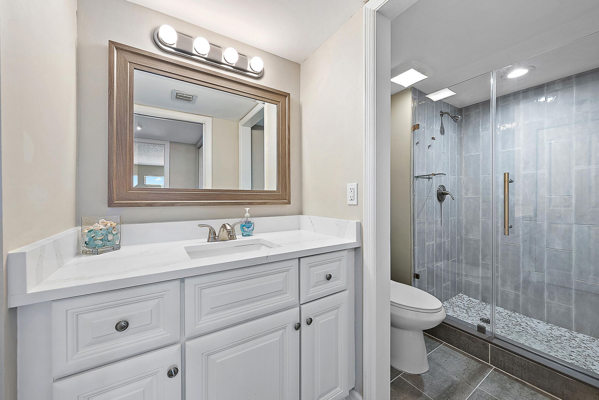 309 Lake Circle, Unit 201, North Palm Beach, FL 33408 Photo