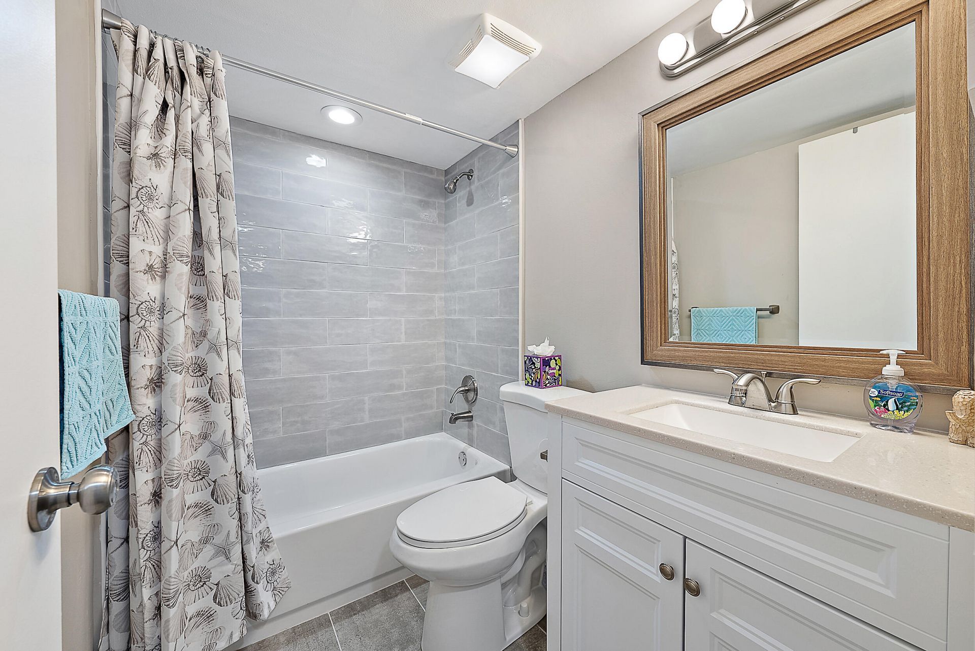 309 Lake Circle, Unit 201, North Palm Beach, FL 33408 Photo