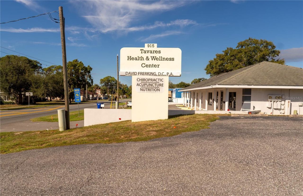 915 E Alfred Street, Tavares, FL 32778 Photo