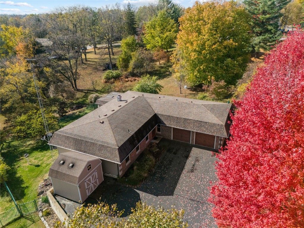 4043 Stewart Rd Ne, Iowa City, IA 52240 Main Photo