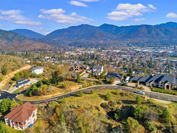 1172 NW Starlite Place, Grants Pass, OR 97526