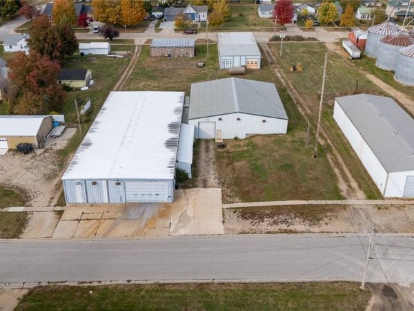 410 W 6th St, Tipton, IA 52772