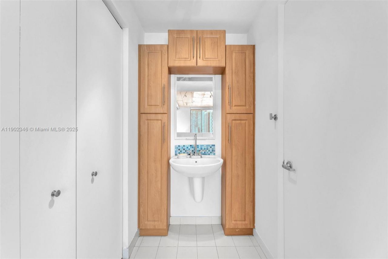 690 SW 1st Court, Unit 1008, Miami, FL 33130 Photo