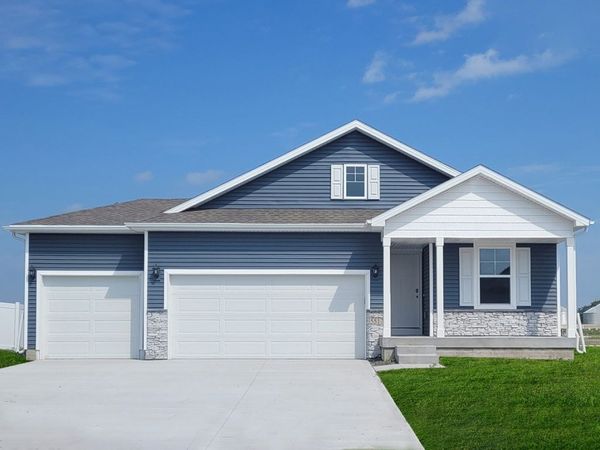 2821 Prairielight Drive, Hiawatha, IA 52233