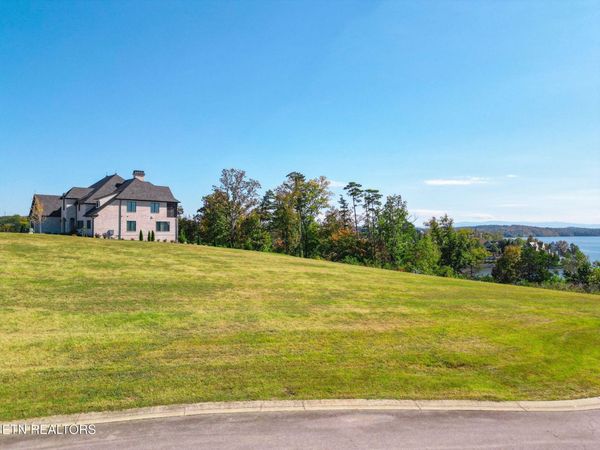 1199 Shadow Hill Drive, Lenoir City, TN 37772