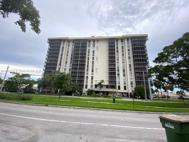 2500 NE 135th St, Unit B605, North Miami, FL 33181 Photo